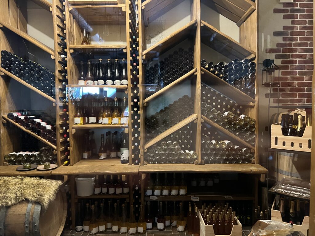 Veinikeldris on veiniriiulid, kus erinevad veinid on oma sordi järgi paigutatud